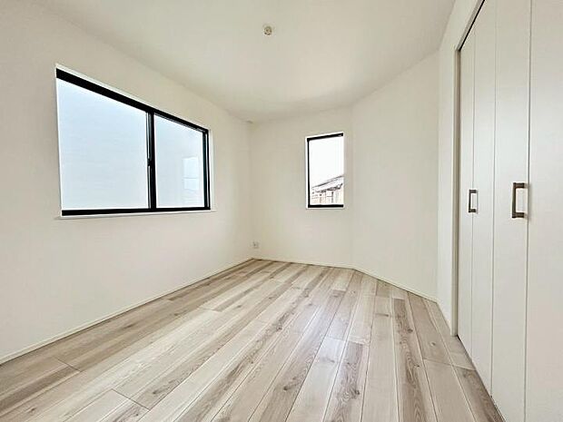 【2号棟：洋室】全部屋に収納スペースを確保。家具を置かずに済むため、お部屋を広く、スタイリッシュに保てます。