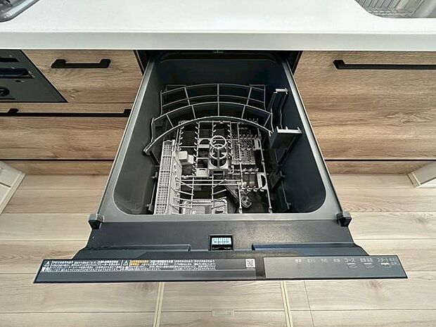 【2号棟：キッチン】手洗いより節水できる高効率な食洗機を採用。環境にも家計にも優しく、毎日のお皿洗いを快適に。