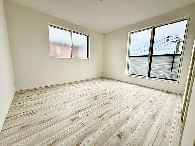 【洋室】全室収納完備で、居住スペースはいつも広々スッキリ。荷物が多くても安心、家具を抑えた開放的な暮らしを。