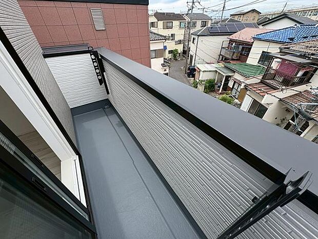 【バルコニー】洗濯物の長さに合わせて高さを自在に調節！干しやすく取り込みやすい設計で、不使用時はコンパクトに一新。