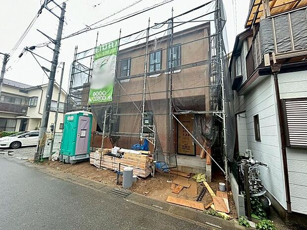 【現地】南西道路につき陽当たり良好！光溢れるリビングは、明るく開放的な住空間を演出します。2SLDKの柔軟な間取りに、高機能な設備を完備。利便性と心地よさを両立した、ゆとりある新生活をここから始めませんか。