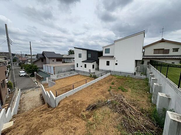 【【現地写真】】JR武蔵野線「東浦和」駅へ自転車で7分!サミットやトモズなどの買い物施設も徒歩10分圏内に揃い、駅前のイオンタウンも身近に使いこなせる、お買い物も便利な住環境。(2026年6月撮影)