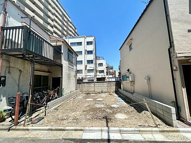 【現地】南道路に面した陽当たり良好の好立地!光が心地よく降り注ぐ、明るい住環境です。