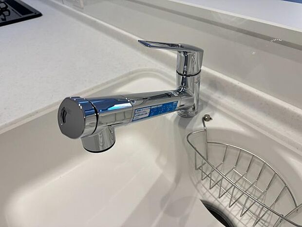 【【キッチン】】浄水器内蔵シャワー水栓を採用。場所を取らずスッキリとしたデザインで、伸ばせるホースが掃除にも便利。