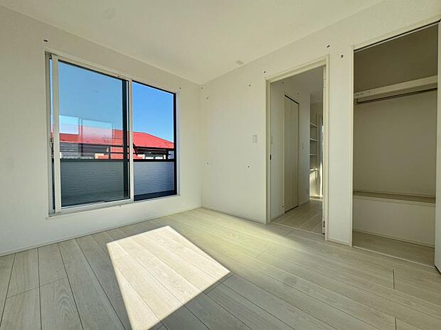 【【3階5.3帖洋室】】3階2部屋ともバルコニーに面してる開放的な設計!布団干しもスムーズで、毎朝気持ちよく目覚められるお部屋です。