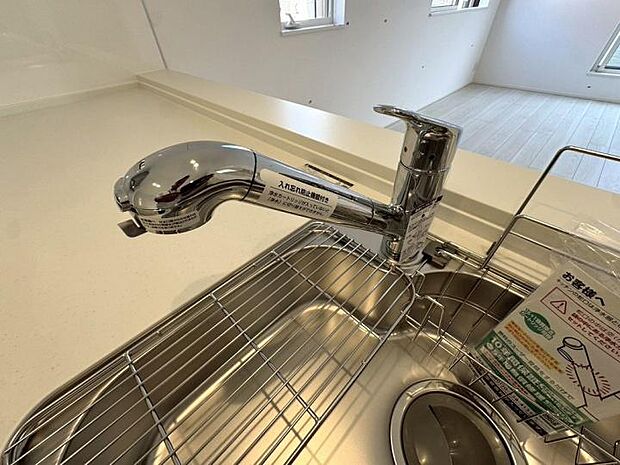 【【キッチン】】水音が静かなステンレス静音シンクを採用。浄水器内蔵シャワー水栓付きで、いつでも美味しい綺麗なお水をサッと使えてお料理も捗ります。