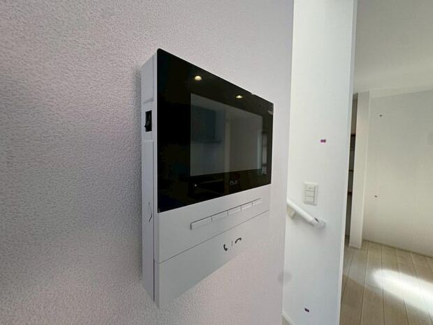 【【インターホン】】スマホと連動するナスタのインターホン。外出先や家じゅうどこにいても来客応対が可能で、スマートな大画面が安心を守ります。