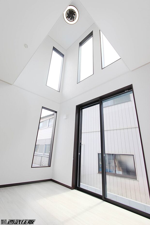 【リビング(施工例)】吹抜けは窓がたくさんあり明るく開放的な空間