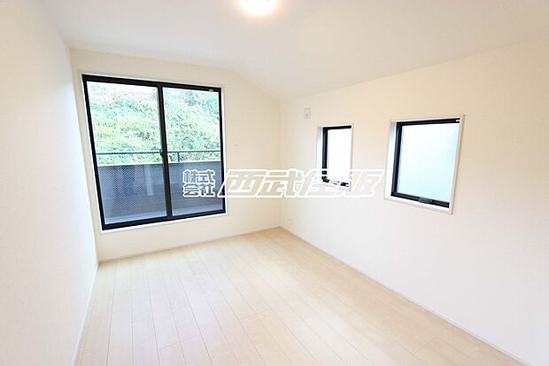 【2階・洋室】2面採光でバルコニーに面した明るいお部屋です。