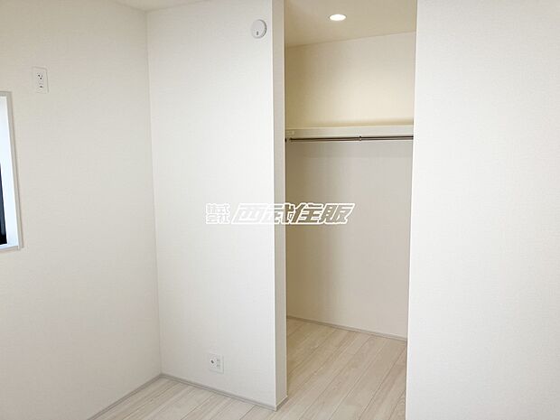 【2階・洋室】オープンウォークインクローゼットがあるお部屋