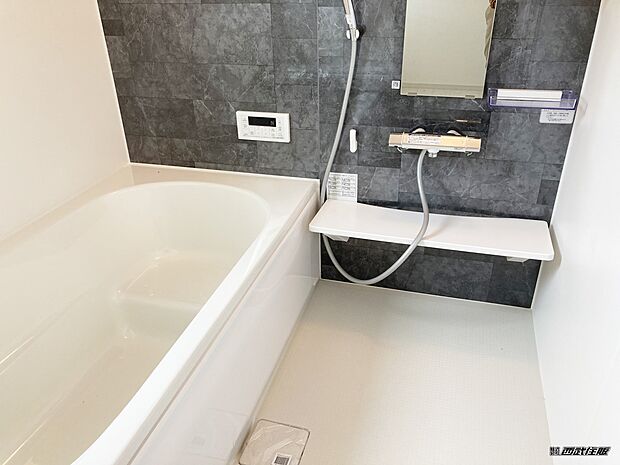 【バスルーム】家事で疲れたママもゆったりと足を伸ばせる広さです。同仕様写真