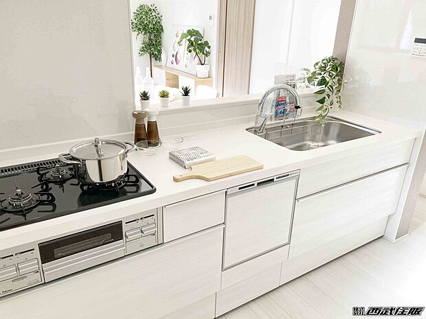 【システムキッチン】白いキッチンは明るく清潔感があっていいですね。同仕様写真