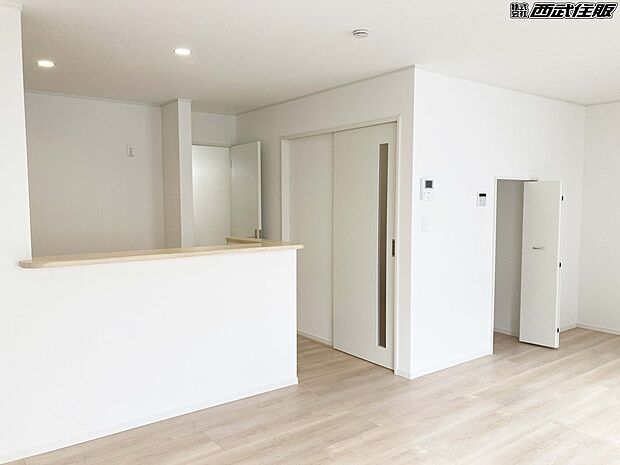 【リビング】インテリアの映える広々リビング。明るく快適に過ごせます。同仕様写真