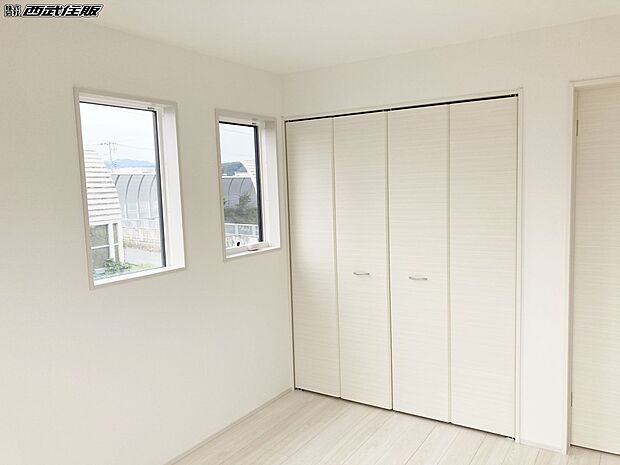 【2階・洋室】大きなクローゼットがある２面採光の明るいお部屋です。