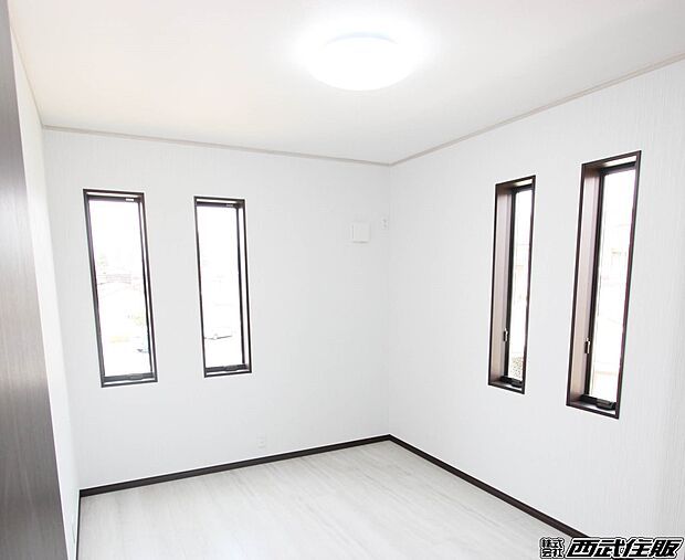 【２階・洋室】お洒落に窓が配置されていて明るいお部屋です。同仕様写真