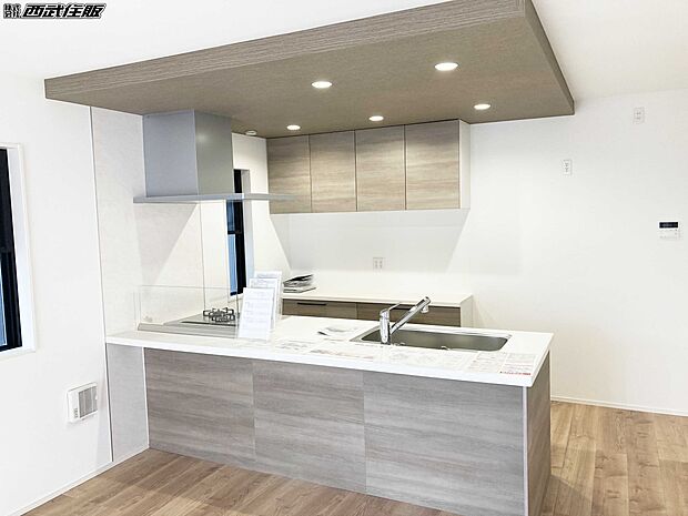 【キッチン】ペニンシュラキッチンで壁がないのでワクワクするお洒落な空間ですね！同仕様写真