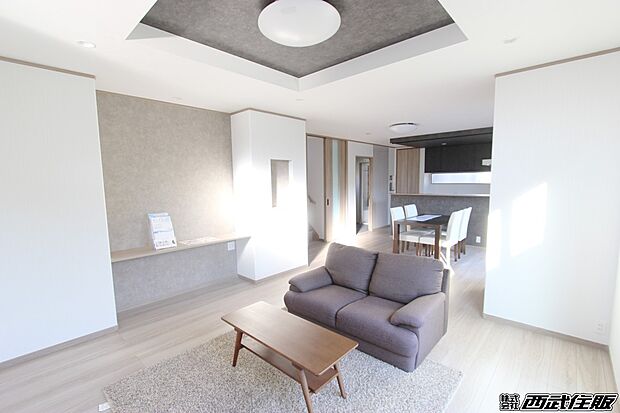 【リビング】インテリアの映える広々としたリビング。室内明るく、ゆったり快適に過ごせます。同仕様写真