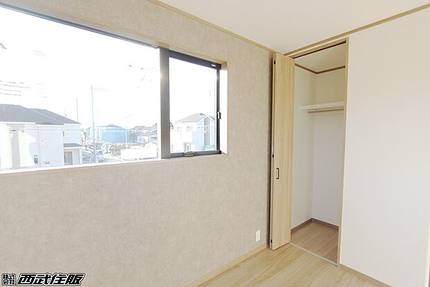 【2階・洋室】アクセントクロスと大きな窓がお洒落で明るいお部屋は素敵ですね！同仕様写真