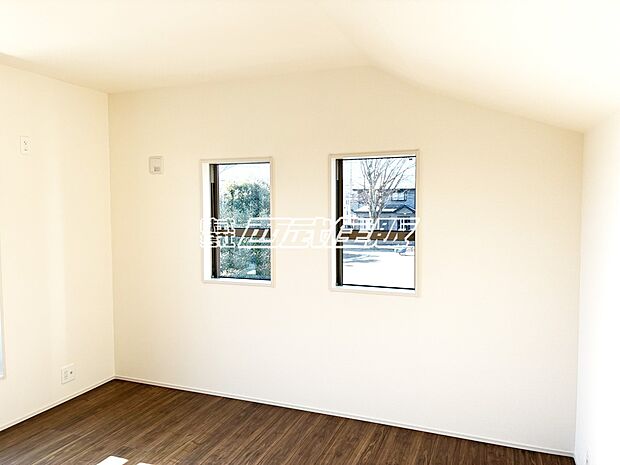 【2階・洋室】お洒落に窓が配置されていて明るいお部屋です。