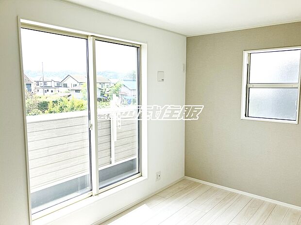 【2階・洋室】2面採光でバルコニーにも面した明るいお部屋です。同仕様写真