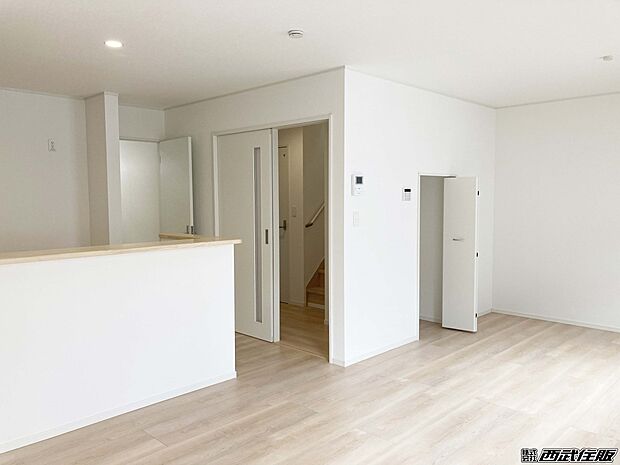 【リビング】キッチンのコーナーカウンターが開放感ありとても広い素敵なリビング！同仕様写真