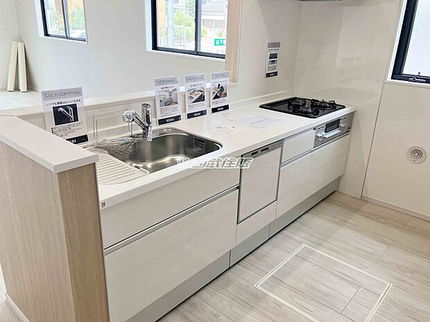 【非公開】【対面システムキッチン】開放的で明るく素敵なキッチンです。