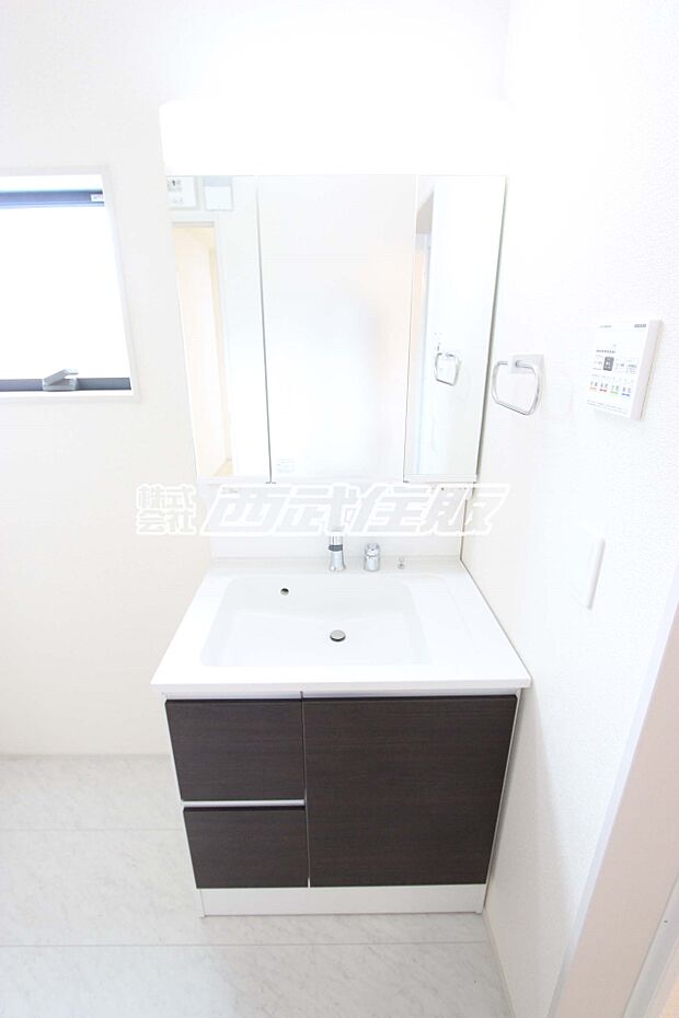 【非公開】【シャワードレッサー】機能的で収納力もある洗面化粧台