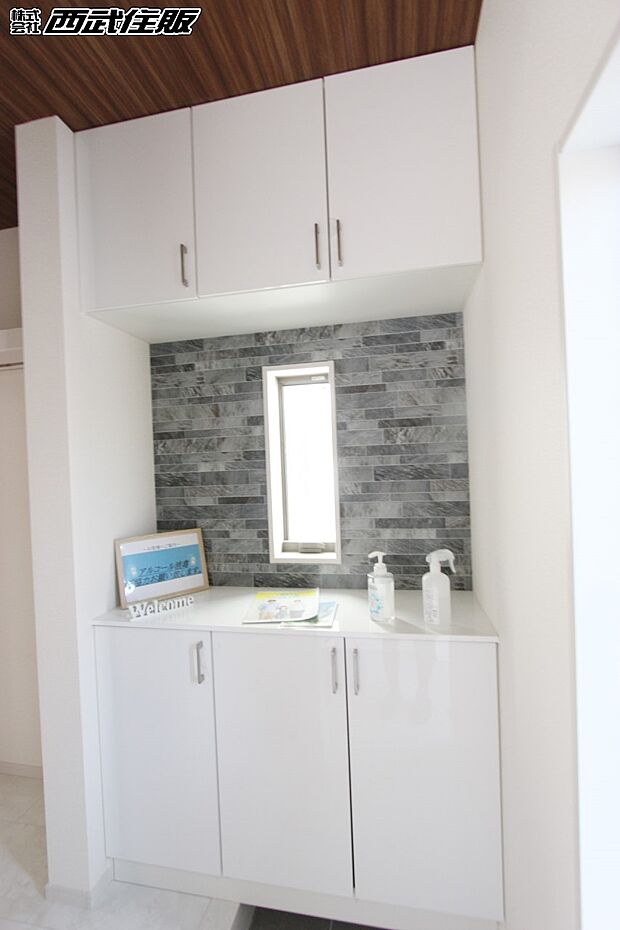 【玄関】【シューズボックス】ちょっとした物が置けるスペースがあるので好みの雑貨を飾ってみたり鍵置き場として使用することができますね。同仕様写真