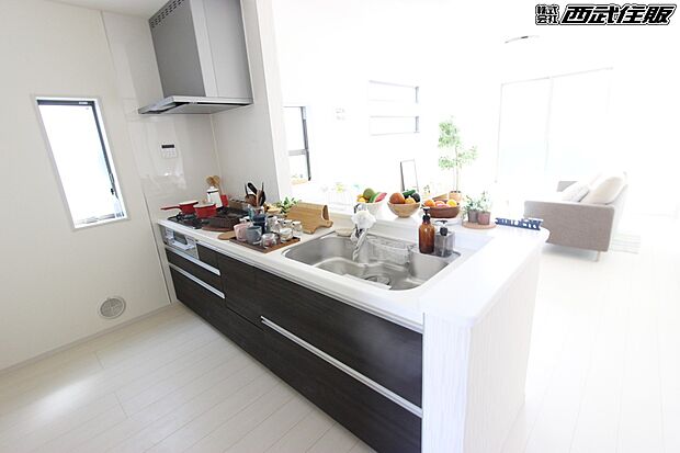 【キッチン】【対面キッチン】お料理をしながら家族や友達と会話が楽しめるのは嬉しいポイントですね♪同仕様写真