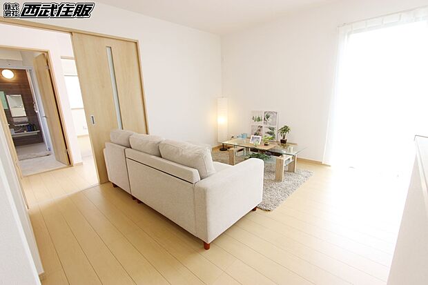 【リビング】【リビング】カウンターキッチンから見渡せる広いリビングは会話もはずみそう!同仕様写真