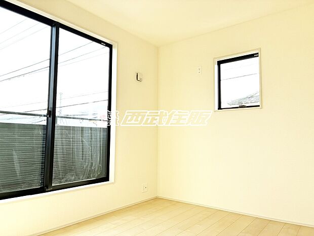 【洋室】【2階・洋室】2面採光でバルコニーに面した明るいお部屋です。