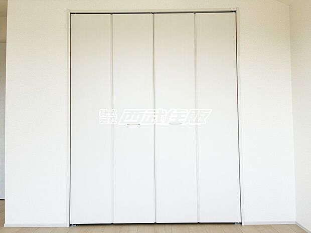 【洋室】【2階・洋室】大きなクローゼットは収納力があって嬉しいですね！