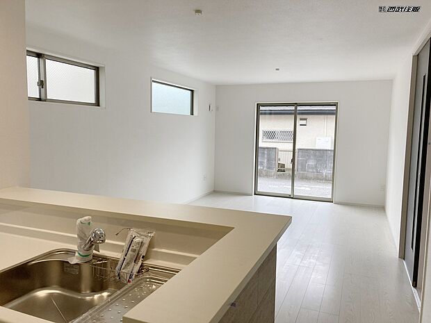 【リビングダイニング】【対面キッチン】コーナーカウンターでとっても素敵な対面キッチンです。同仕様写真