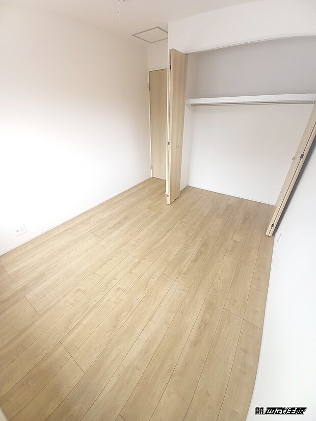 【洋室】【2階・洋室】大きな収納のある明るいお部屋です。同仕様写真