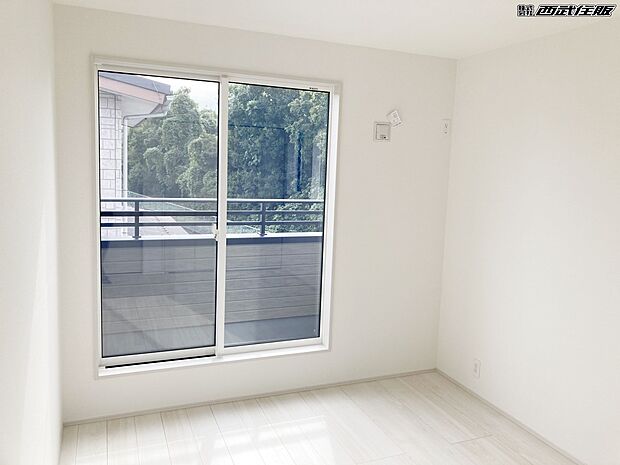 【洋室】【２階・洋室】バルコニーに面した大きな窓から陽射しがタップリ入ってきます。同仕様写真