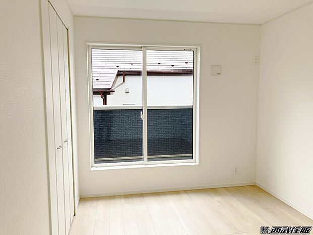 【洋室】【２階・洋室】バルコニーに面した大きな窓から陽射しがタップリ入ってきます。同仕様写真