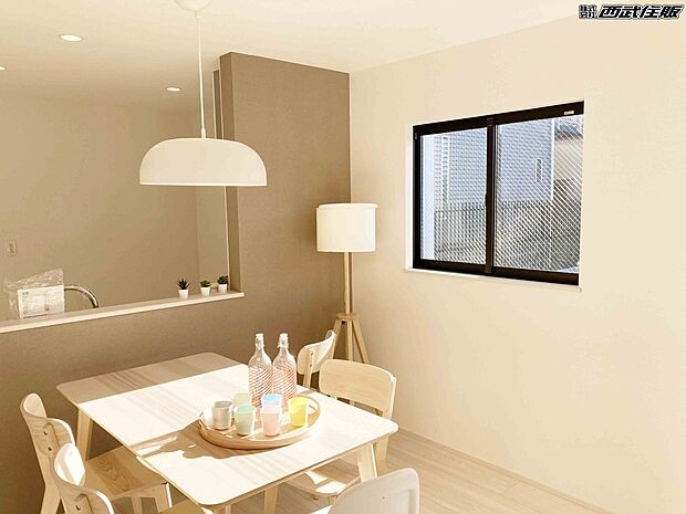 【リビング】【リビング】やさしい陽の光を上手に取り込んで明るく、家族の憩いの場！同仕様写真