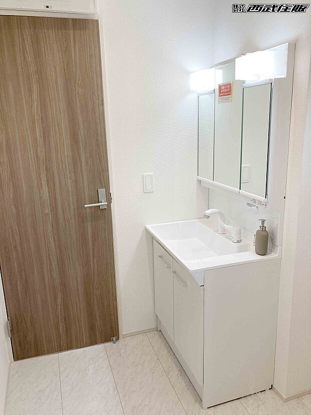 【非公開】【シャワードレッサー】機能的で収納力もある洗面化粧台。同仕様写真