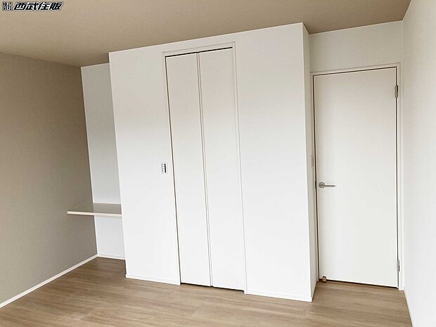 【洋室】【2階・洋室】主寝室はWICで収納充実！アクセントクロスもお洒落！同仕様写真