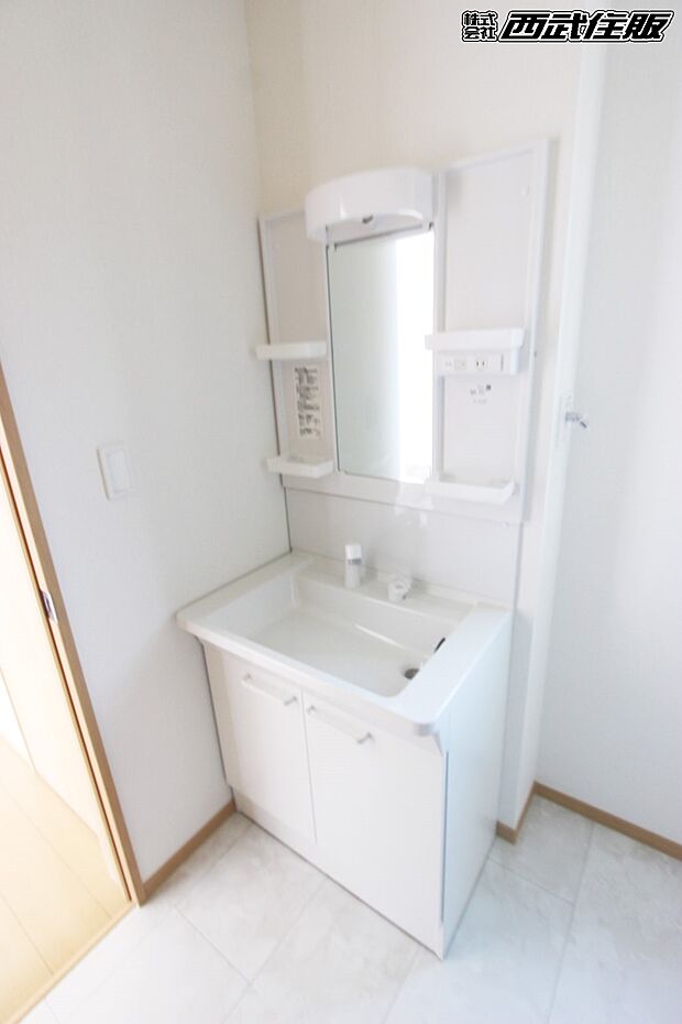 【洗面台・洗面所】【シャワードレッサー】使い勝手の良い洗面化粧台で収納も充実しています。同仕様写真