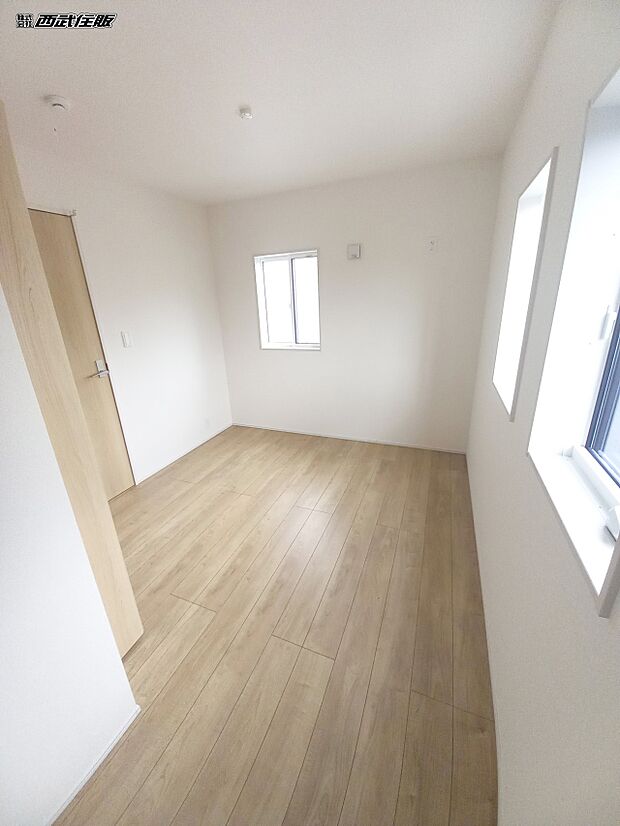 【洋室】【2階・洋室】お部屋は陽射しがたっぷり入るので気持ちがいいですよ。同仕様写真