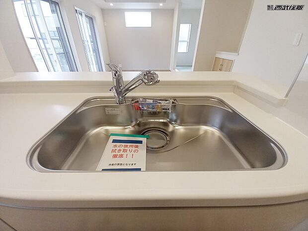 【非公開】【対面キッチン】家族や友達と会話が楽しめるのは嬉しいポイントですね。同仕様写真