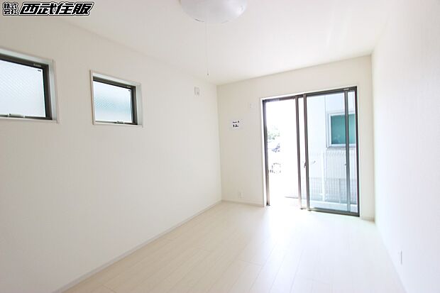 【洋室】【洋室】2面採光のお部屋は陽射しがたっぷり入るので気持ちがいいですよ。同仕様写真