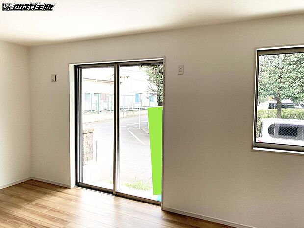 【リビング】【リビング】大きな窓から陽射しが注ぎ込む明るいリビングは居心地が良さそう！同仕様写真