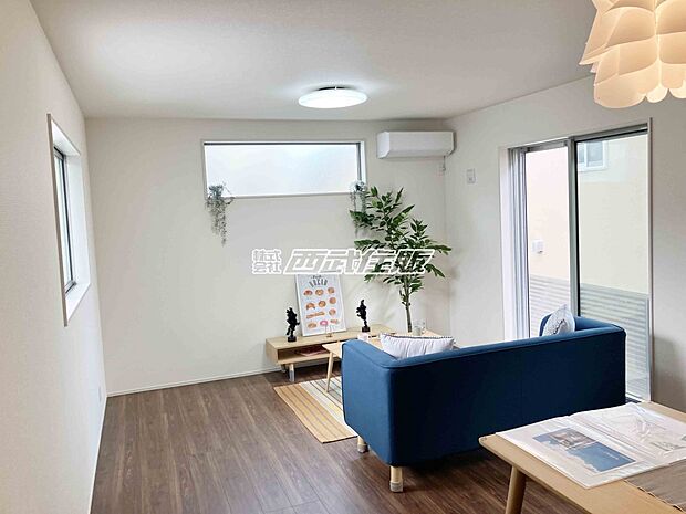 【リビング】【リビング】窓が多く陽射しがタップリ入ります。快適に過ごせますね！同仕様写真