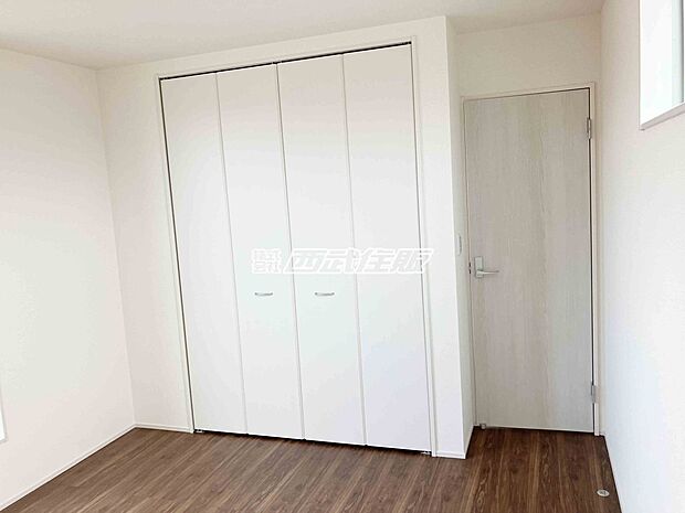【洋室】【2階・洋室】大きなクローゼットがある明るいお部屋です。同仕様写真