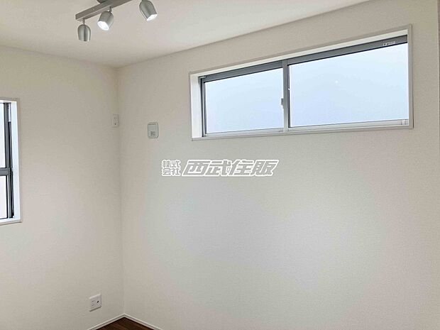 【洋室】【2階・洋室】窓からやさしい陽の光を上手に取り込んで明るいお部屋です。同仕様写真