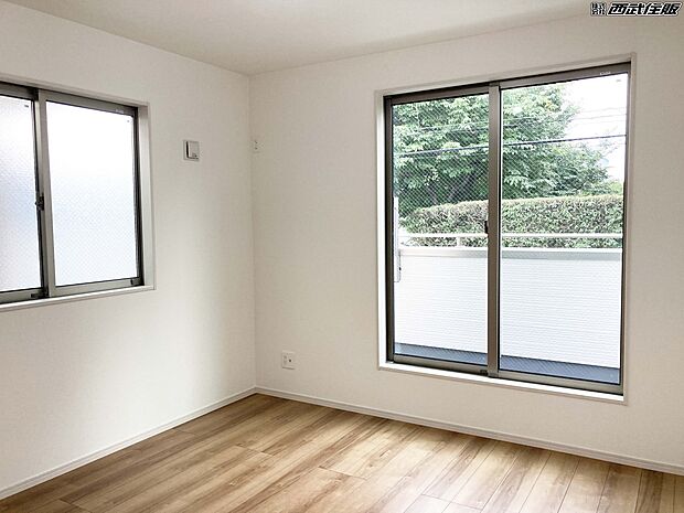 【洋室】【2階・洋室】2面採光でバルコニーにも面した明るいお部屋です。同仕様写真