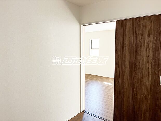 【洋室】【1階・洋室】リビングと繋がる洋室は扉を開放すると大空間に変身します！