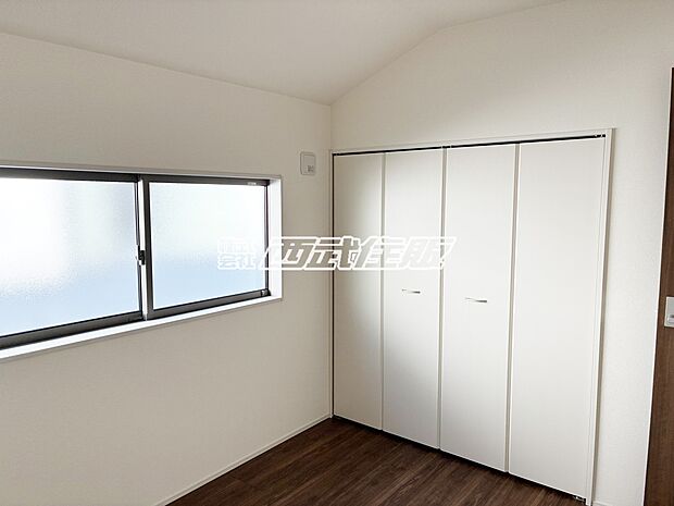 【洋室】【2階・洋室】大きなクローゼットがある明るいお部屋です。